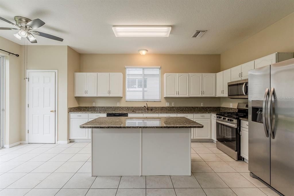 合同活跃: $359,900 (3 贝兹, 2 浴室, 2210 平方英尺)