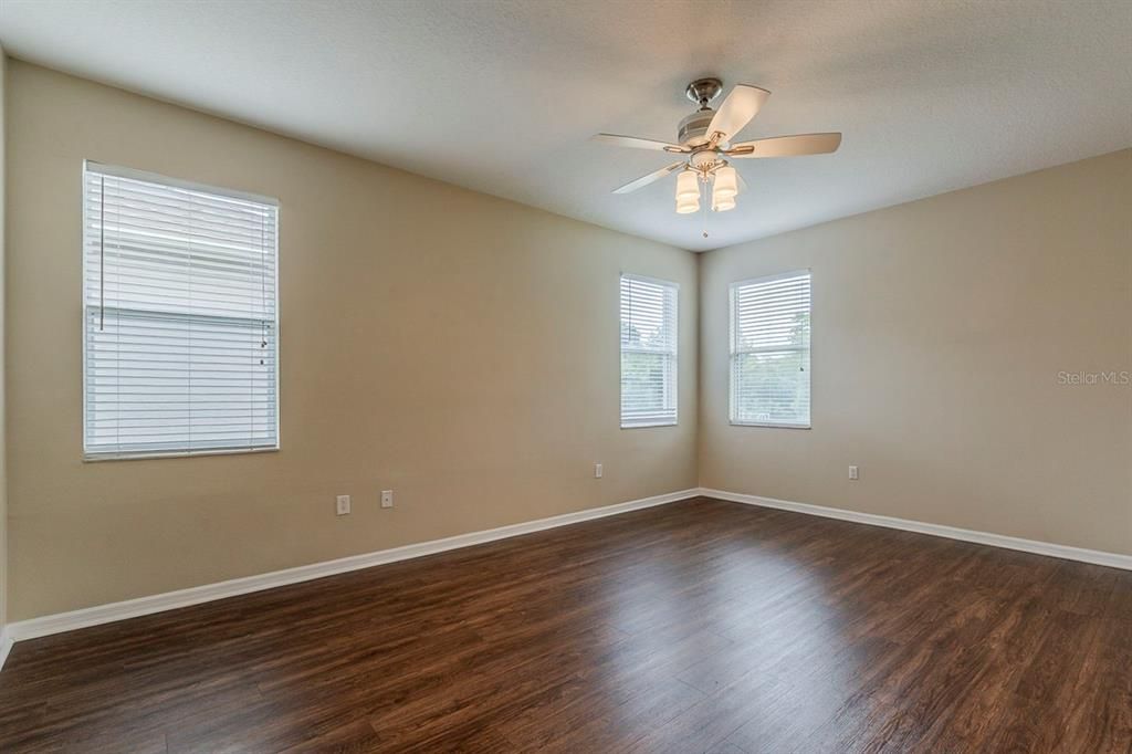 合同活跃: $359,900 (3 贝兹, 2 浴室, 2210 平方英尺)