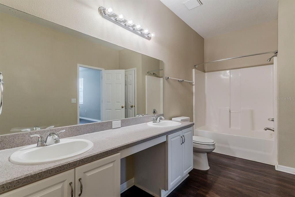 合同活跃: $359,900 (3 贝兹, 2 浴室, 2210 平方英尺)