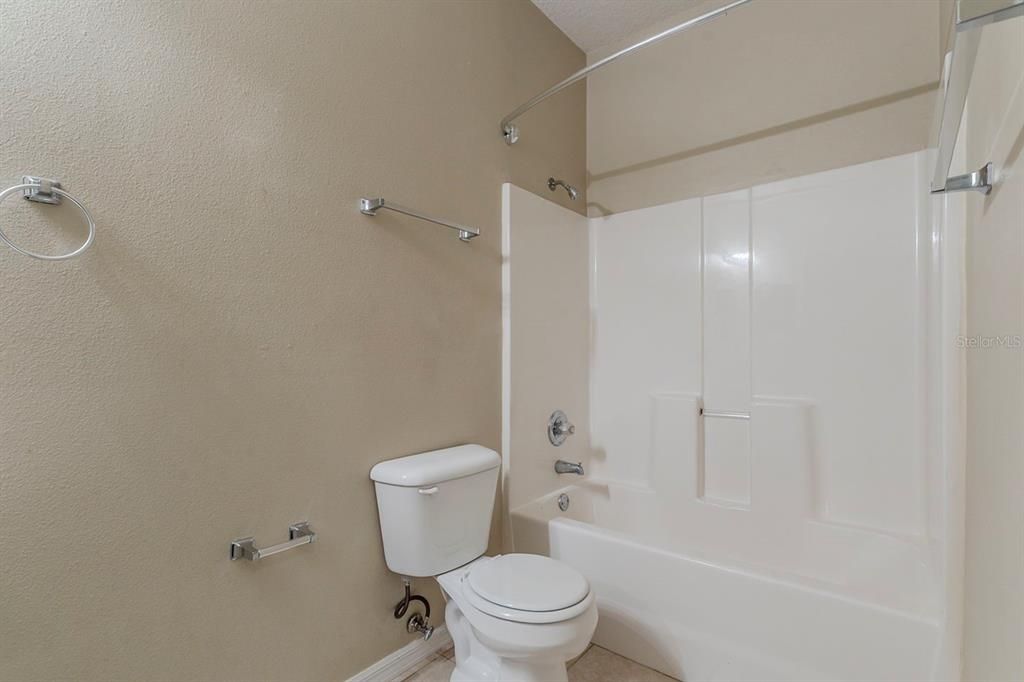 合同活跃: $359,900 (3 贝兹, 2 浴室, 2210 平方英尺)