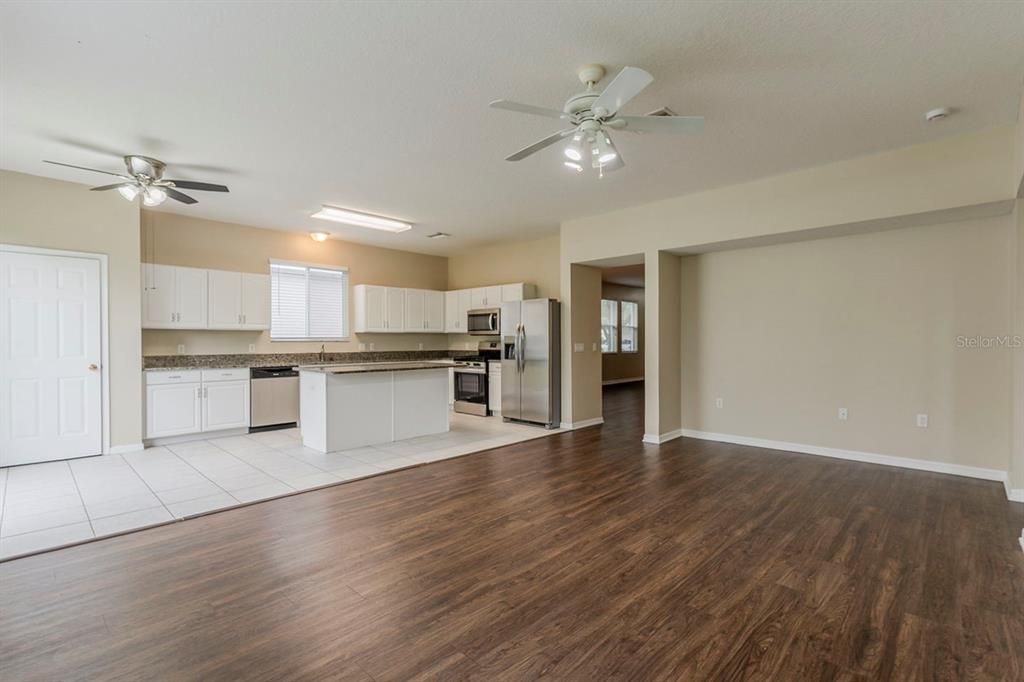 合同活跃: $359,900 (3 贝兹, 2 浴室, 2210 平方英尺)