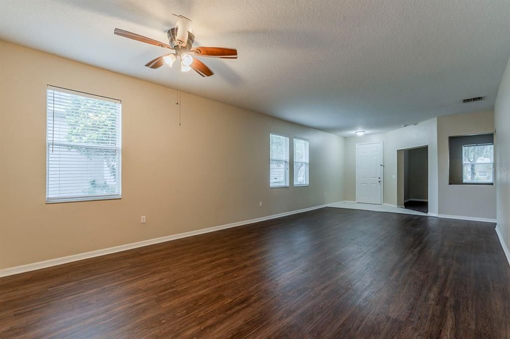 合同活跃: $359,900 (3 贝兹, 2 浴室, 2210 平方英尺)