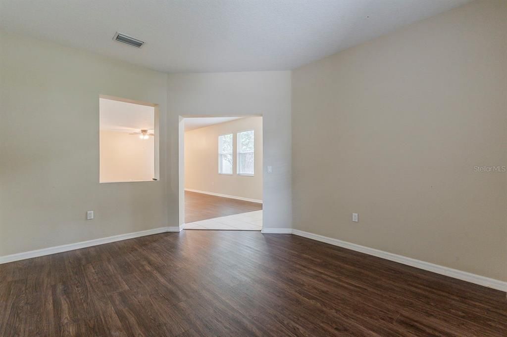 合同活跃: $359,900 (3 贝兹, 2 浴室, 2210 平方英尺)