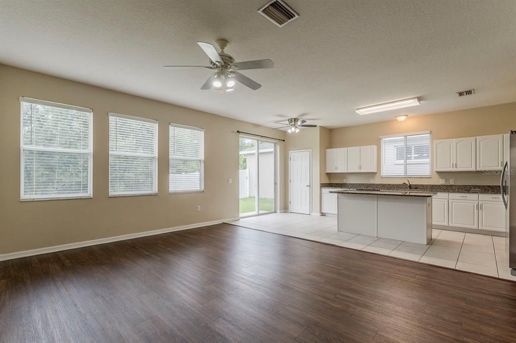 合同活跃: $359,900 (3 贝兹, 2 浴室, 2210 平方英尺)