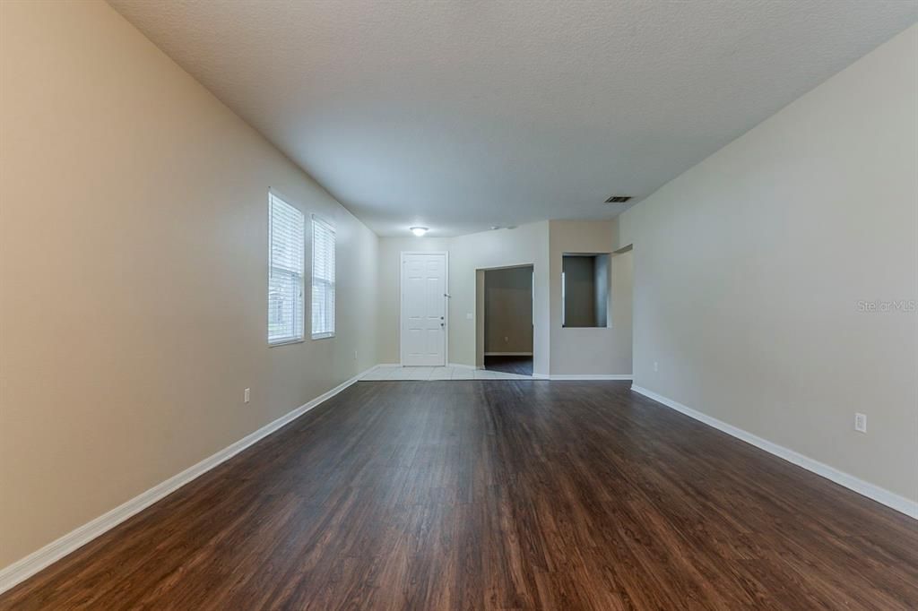 合同活跃: $359,900 (3 贝兹, 2 浴室, 2210 平方英尺)