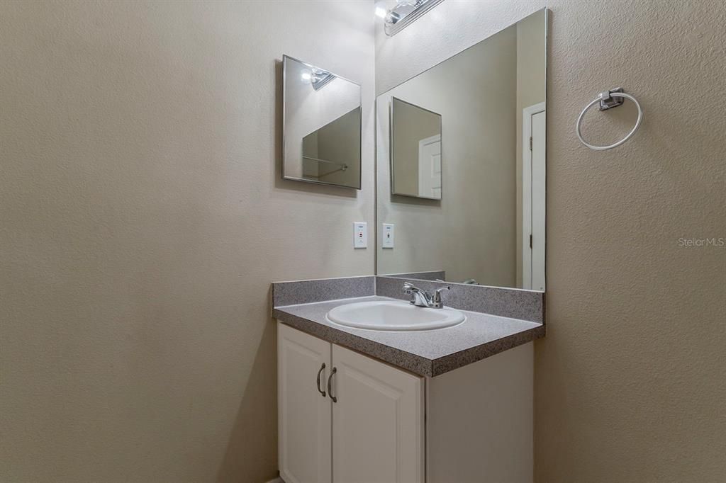 合同活跃: $359,900 (3 贝兹, 2 浴室, 2210 平方英尺)