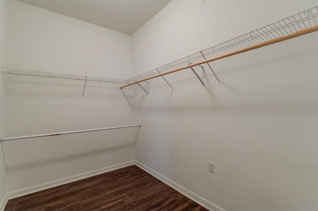 合同活跃: $359,900 (3 贝兹, 2 浴室, 2210 平方英尺)