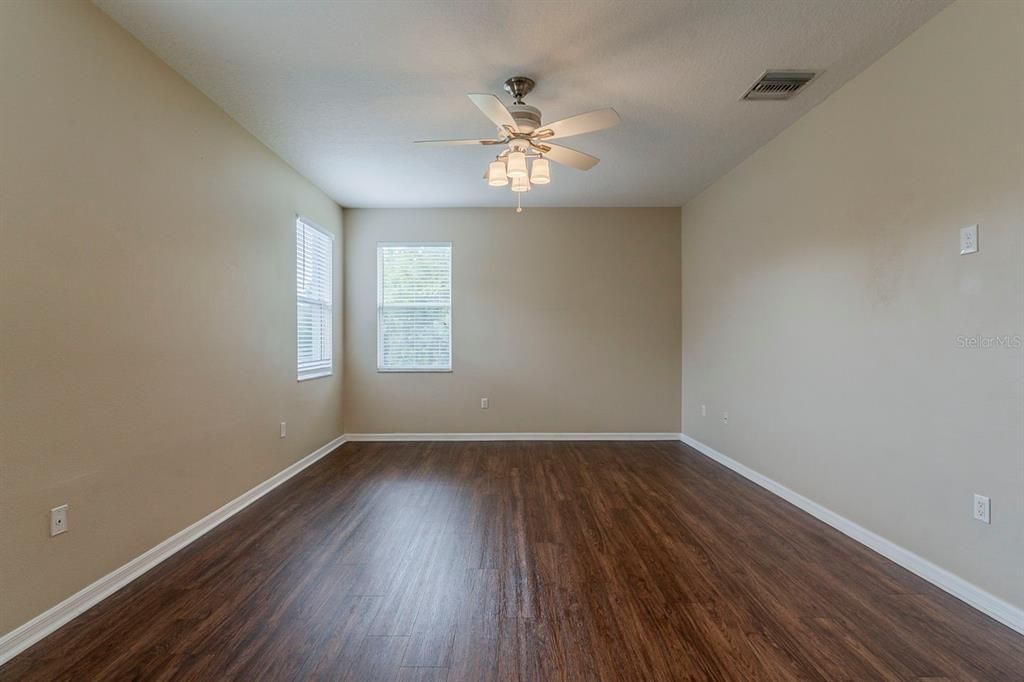 合同活跃: $359,900 (3 贝兹, 2 浴室, 2210 平方英尺)