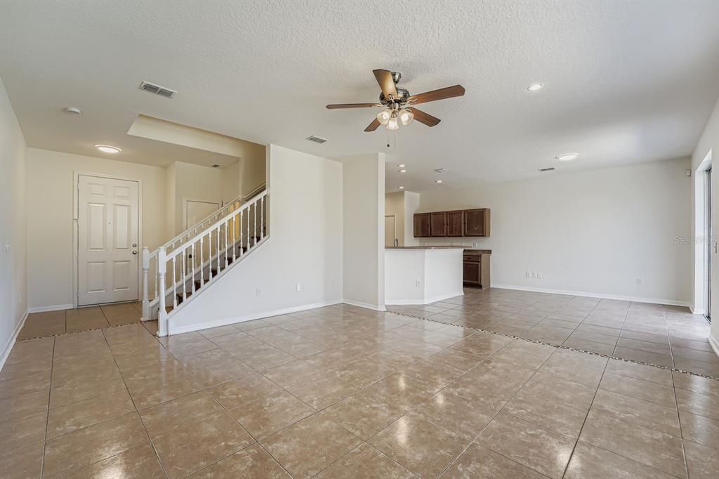 合同活跃: $299,900 (3 贝兹, 2 浴室, 1722 平方英尺)