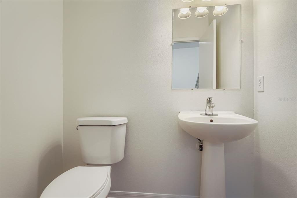 合同活跃: $299,900 (3 贝兹, 2 浴室, 1722 平方英尺)