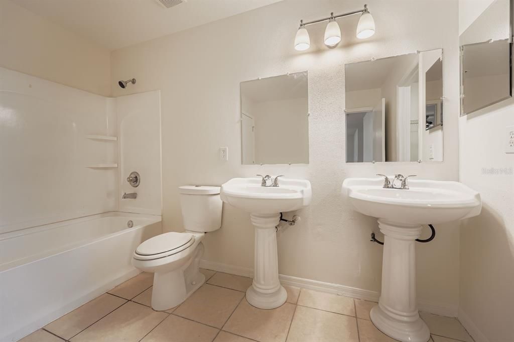 合同活跃: $299,900 (3 贝兹, 2 浴室, 1722 平方英尺)