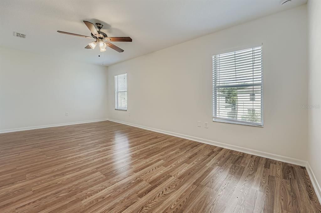 合同活跃: $299,900 (3 贝兹, 2 浴室, 1722 平方英尺)