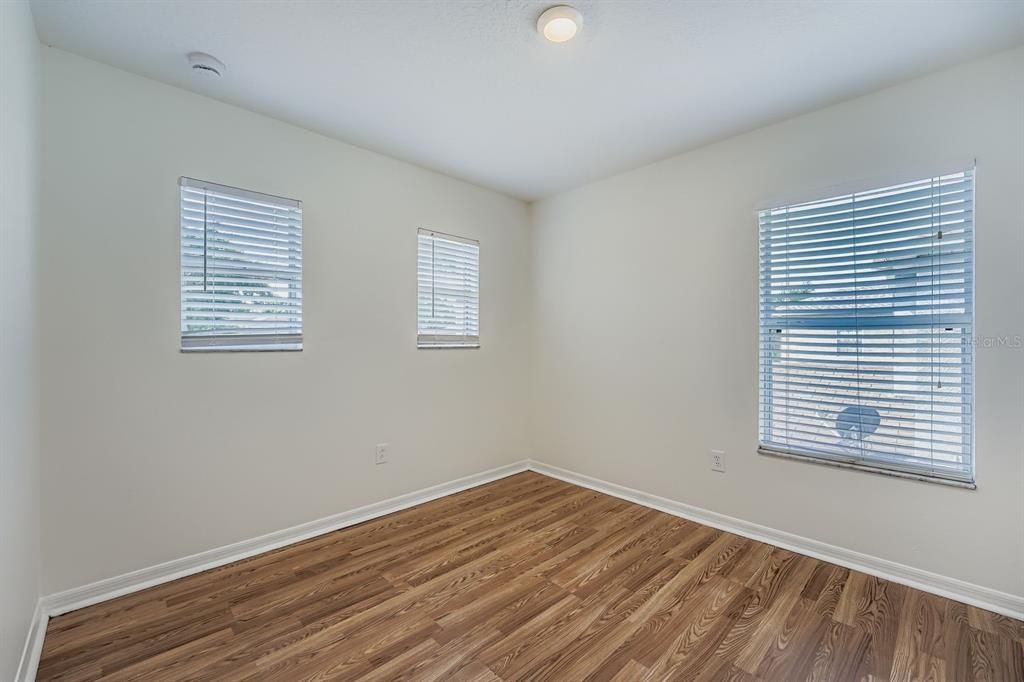 合同活跃: $299,900 (3 贝兹, 2 浴室, 1722 平方英尺)