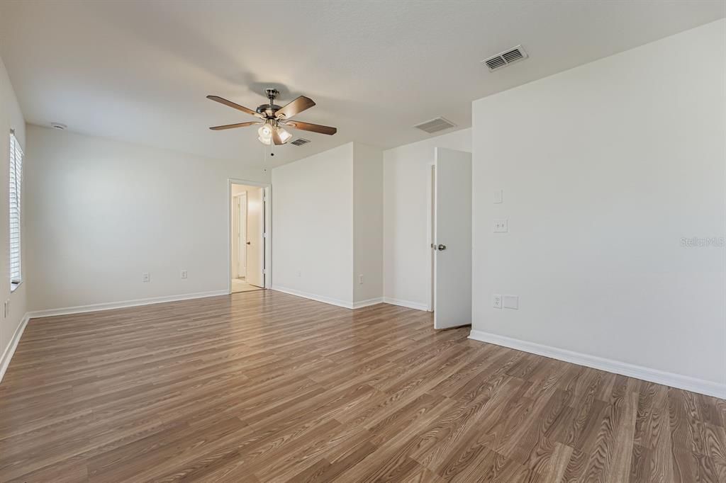 合同活跃: $299,900 (3 贝兹, 2 浴室, 1722 平方英尺)