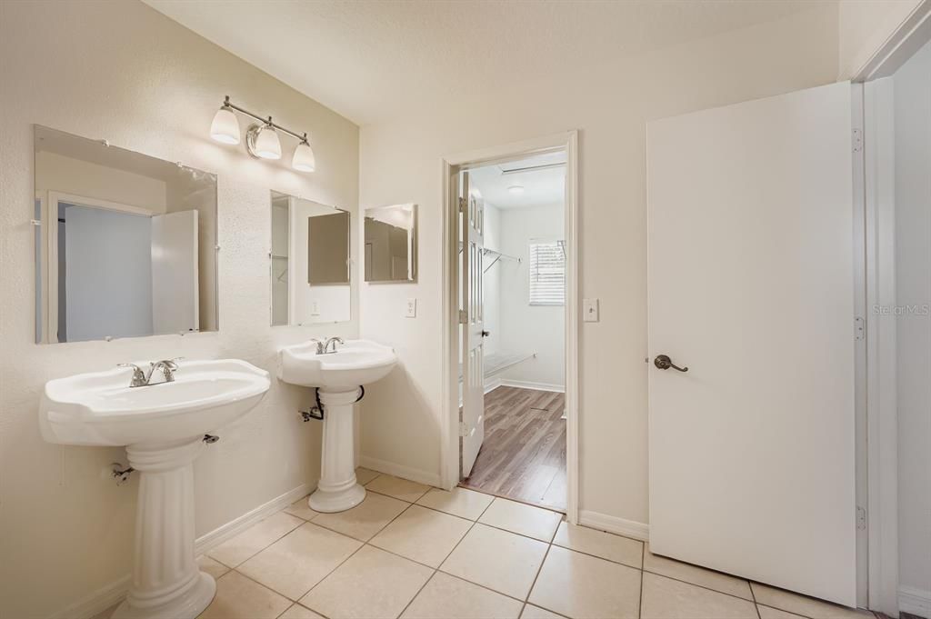 合同活跃: $299,900 (3 贝兹, 2 浴室, 1722 平方英尺)