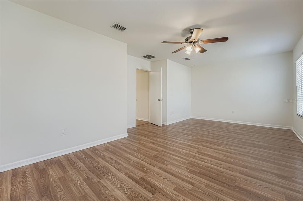 合同活跃: $299,900 (3 贝兹, 2 浴室, 1722 平方英尺)