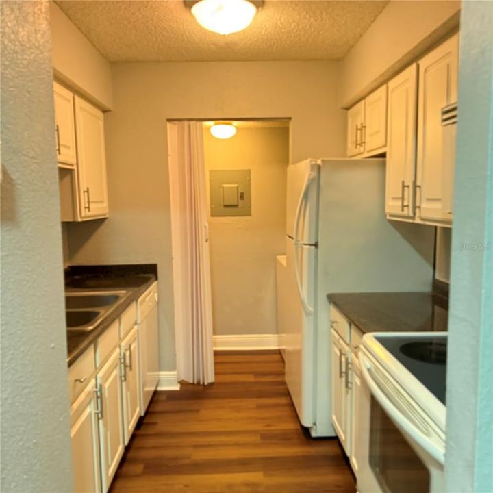 Active With Contract: $175,999 (2 beds, 1 baths, 768 Square Feet)