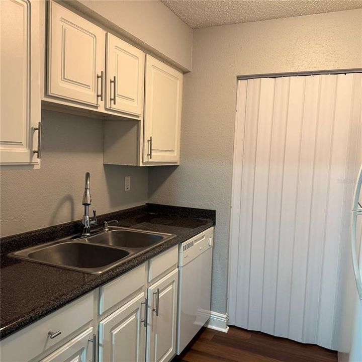 Active With Contract: $175,999 (2 beds, 1 baths, 768 Square Feet)