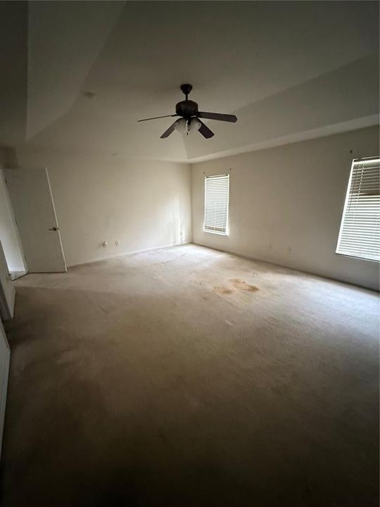 合同活跃: $249,900 (3 贝兹, 2 浴室, 2107 平方英尺)