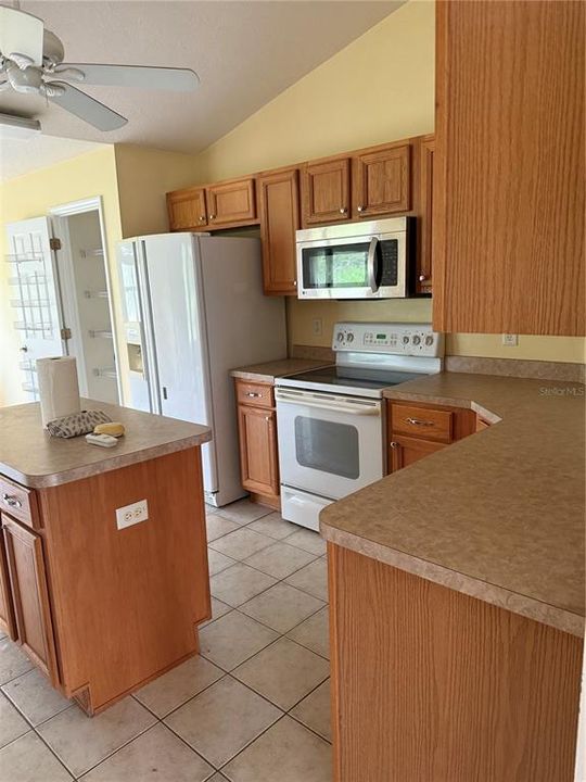 合同活跃: $249,900 (3 贝兹, 2 浴室, 2107 平方英尺)