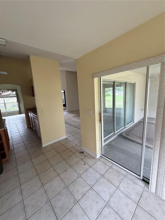 合同活跃: $249,900 (3 贝兹, 2 浴室, 2107 平方英尺)