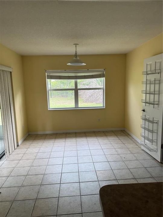 合同活跃: $249,900 (3 贝兹, 2 浴室, 2107 平方英尺)