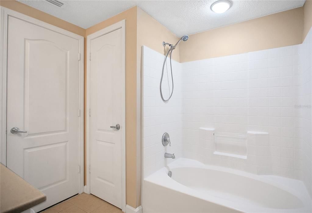 合同活跃: $1,760 (2 贝兹, 2 浴室, 1174 平方英尺)