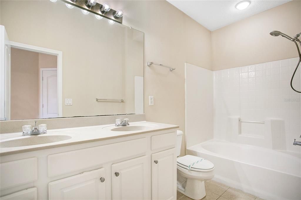 合同活跃: $1,760 (2 贝兹, 2 浴室, 1174 平方英尺)