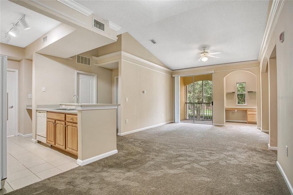 合同活跃: $1,760 (2 贝兹, 2 浴室, 1174 平方英尺)