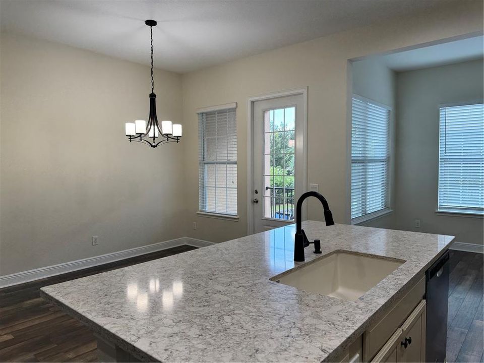 En Venta: $395,000 (4 camas, 3 baños, 2168 Pies cuadrados)