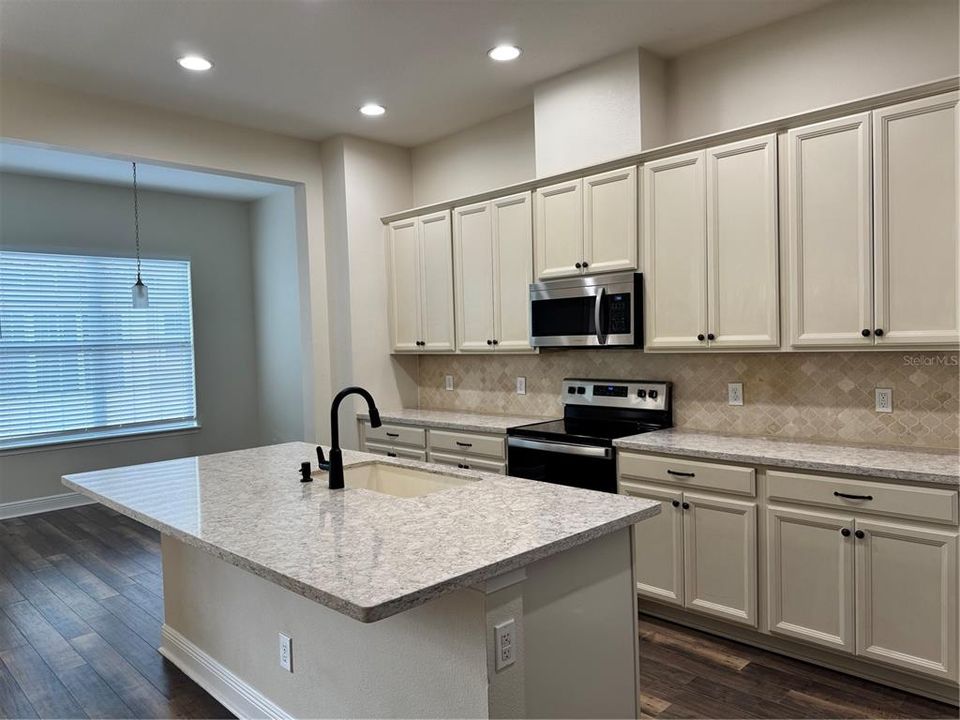 En Venta: $395,000 (4 camas, 3 baños, 2168 Pies cuadrados)