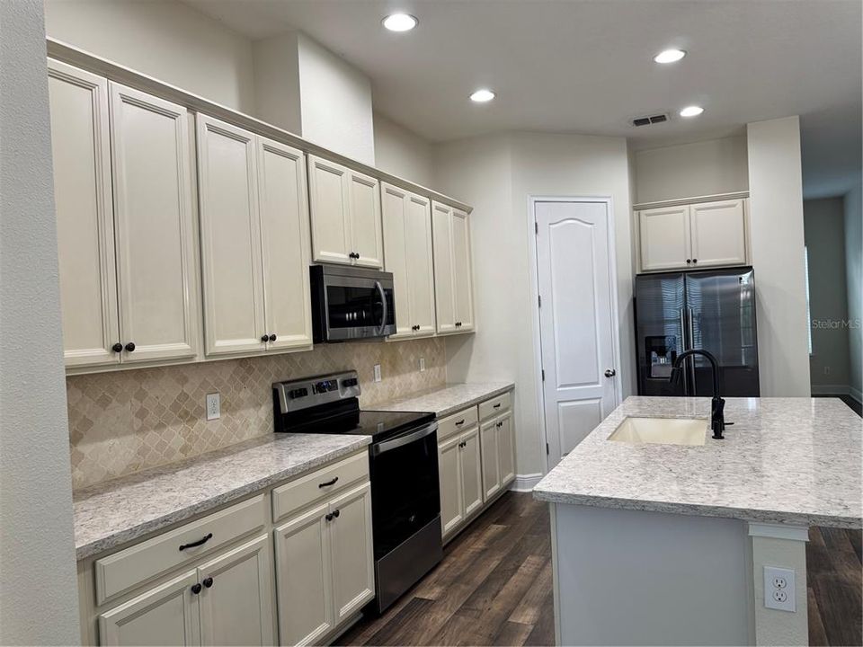 En Venta: $395,000 (4 camas, 3 baños, 2168 Pies cuadrados)