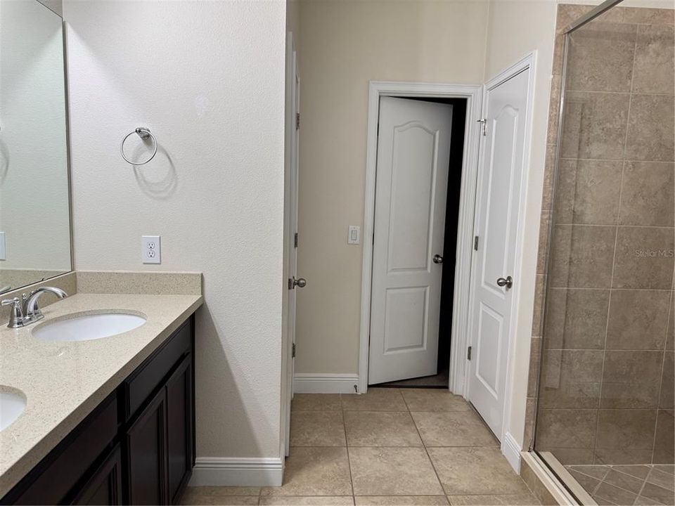 En Venta: $395,000 (4 camas, 3 baños, 2168 Pies cuadrados)