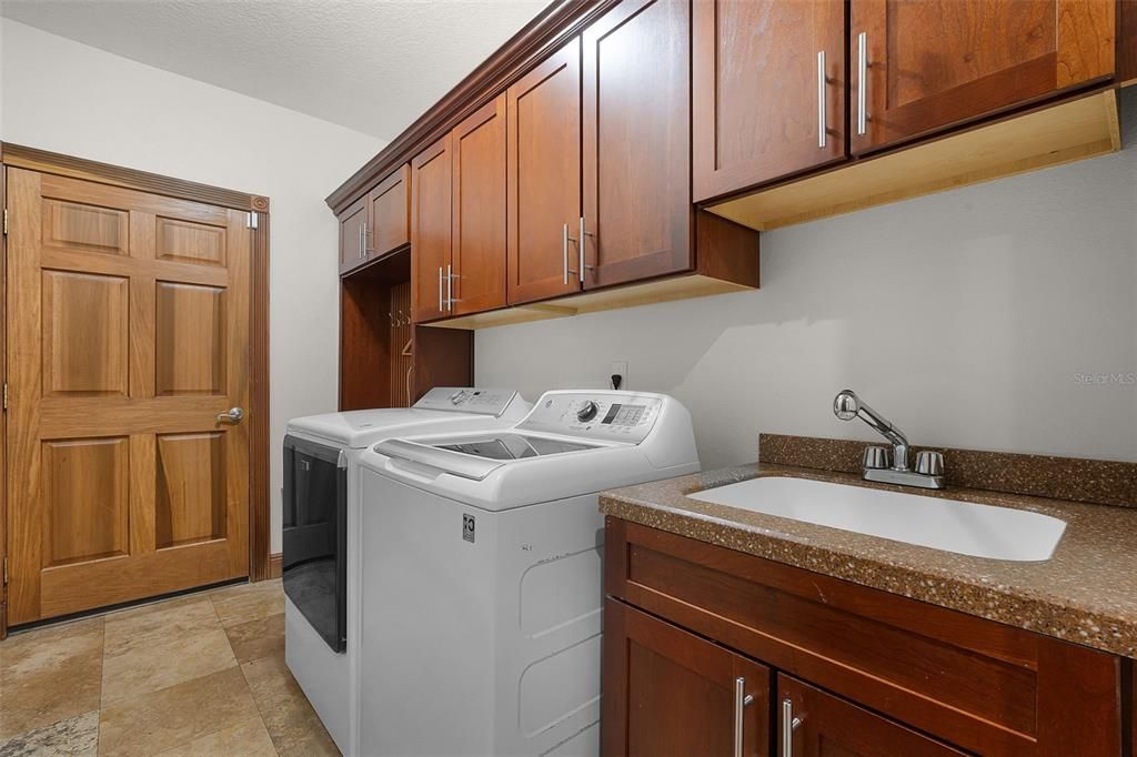 For Sale: $980,000 (5 beds, 4 baths, 4106 Square Feet)