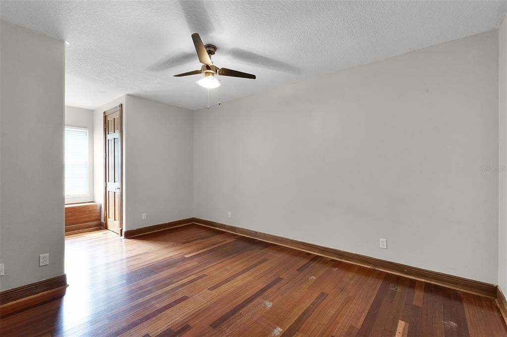 For Sale: $980,000 (5 beds, 4 baths, 4106 Square Feet)