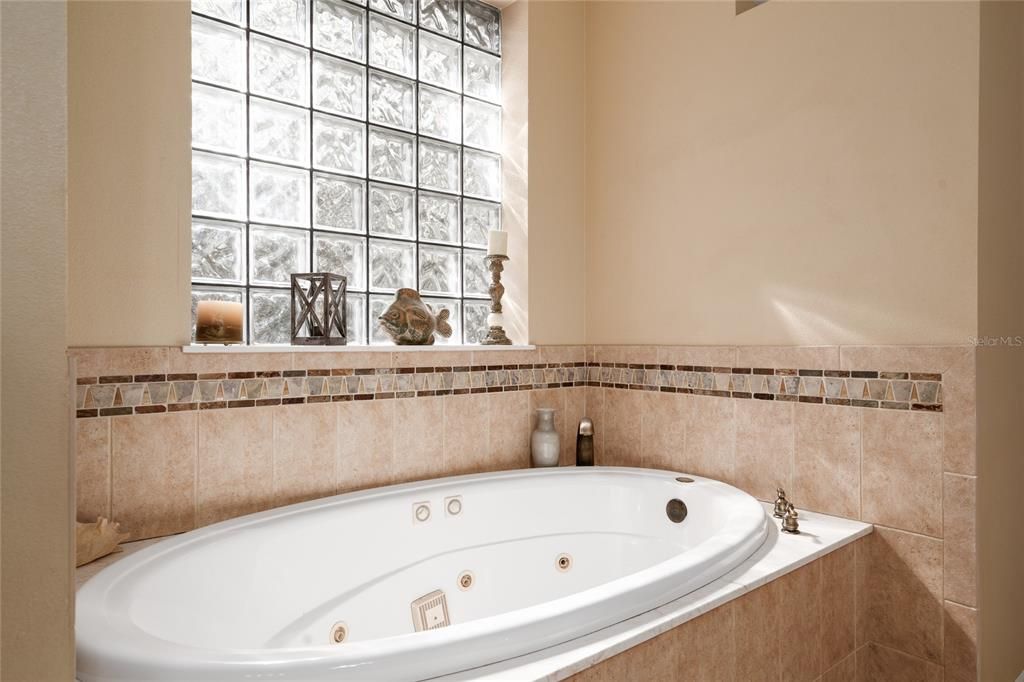 En Venta: $846,400 (4 camas, 3 baños, 2610 Pies cuadrados)