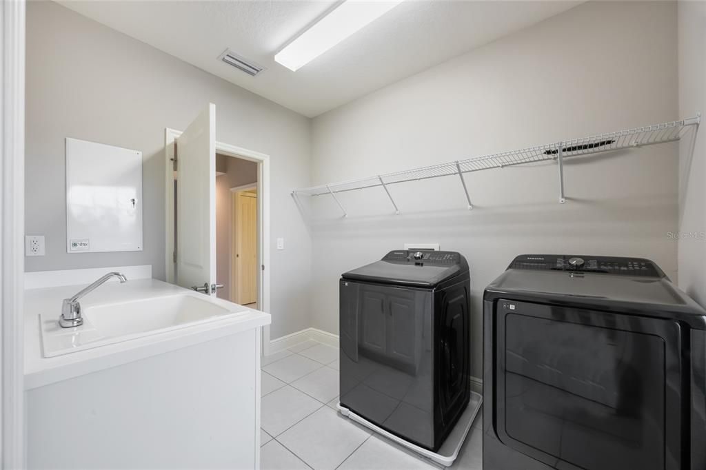 合同活跃: $874,900 (6 贝兹, 4 浴室, 4281 平方英尺)