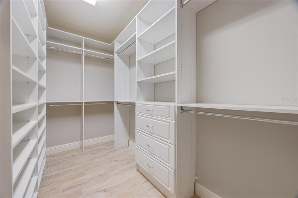 合同活跃: $874,900 (6 贝兹, 4 浴室, 4281 平方英尺)