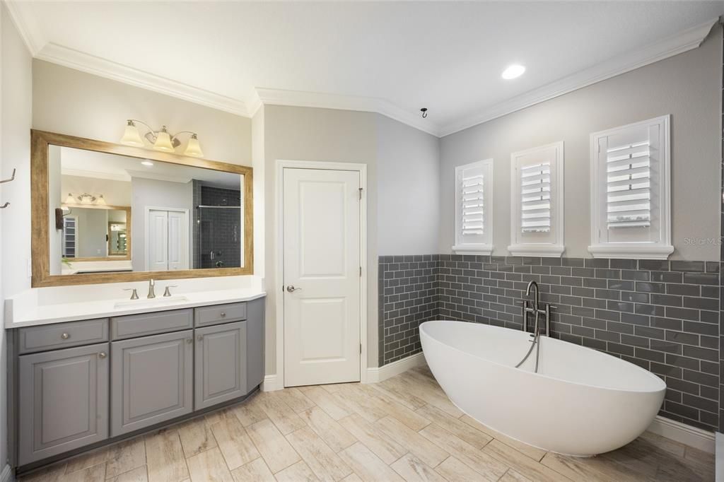 合同活跃: $874,900 (6 贝兹, 4 浴室, 4281 平方英尺)