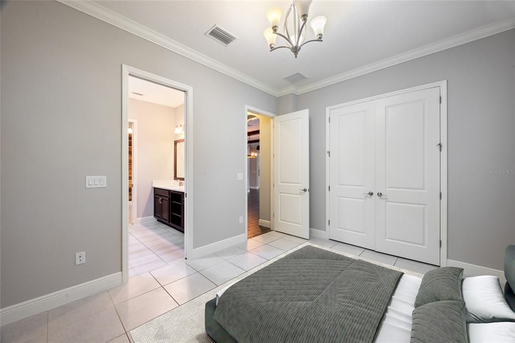 合同活跃: $874,900 (6 贝兹, 4 浴室, 4281 平方英尺)