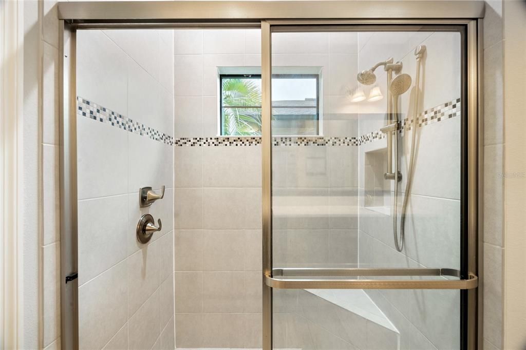 合同活跃: $874,900 (6 贝兹, 4 浴室, 4281 平方英尺)