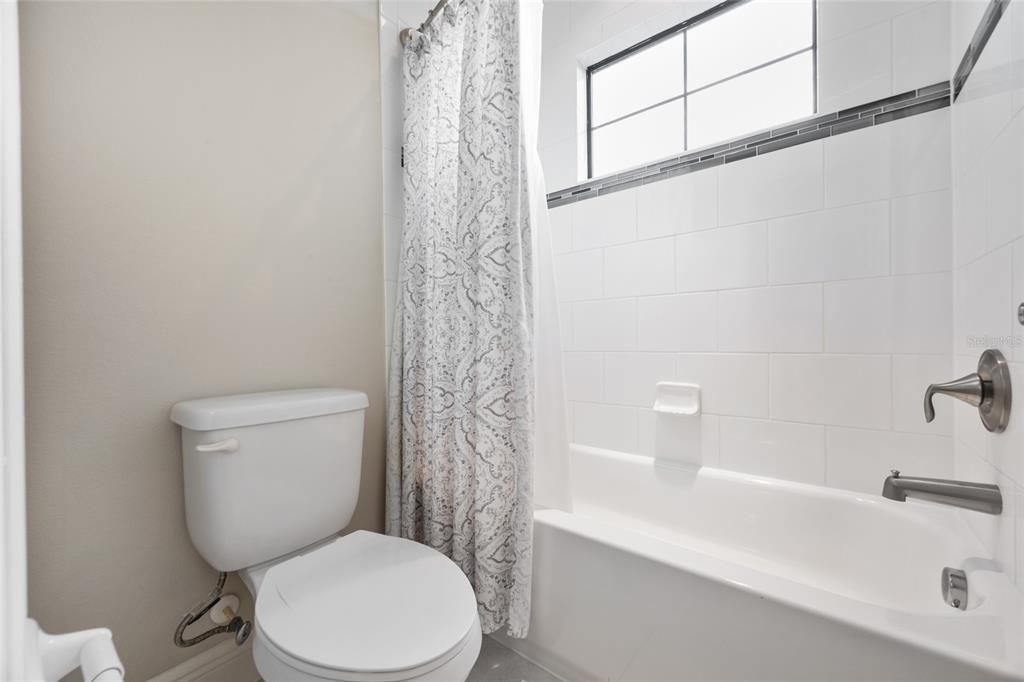 合同活跃: $874,900 (6 贝兹, 4 浴室, 4281 平方英尺)