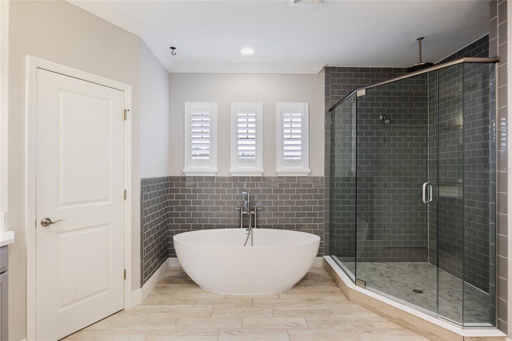 合同活跃: $874,900 (6 贝兹, 4 浴室, 4281 平方英尺)