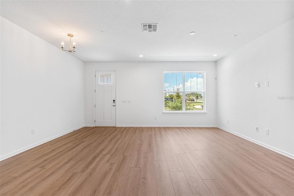 Под контрактом: $2,600 (3 спален, 2 ванн, 1760 Квадратных фут)