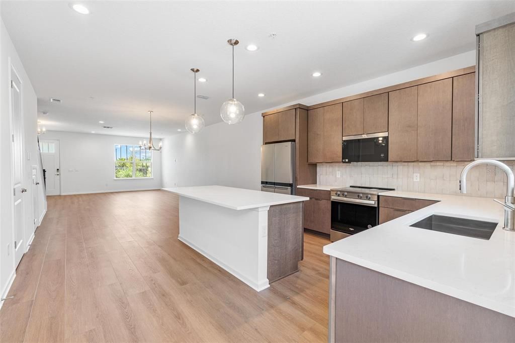 Под контрактом: $2,600 (3 спален, 2 ванн, 1760 Квадратных фут)