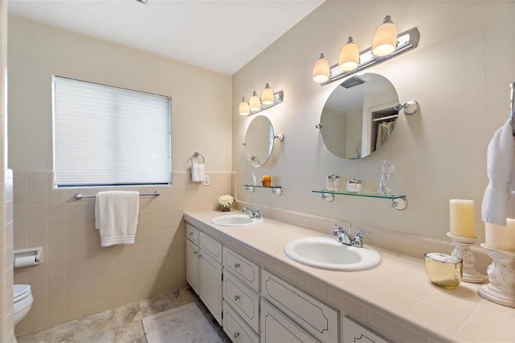 待售: $775,000 (4 贝兹, 2 浴室, 2710 平方英尺)