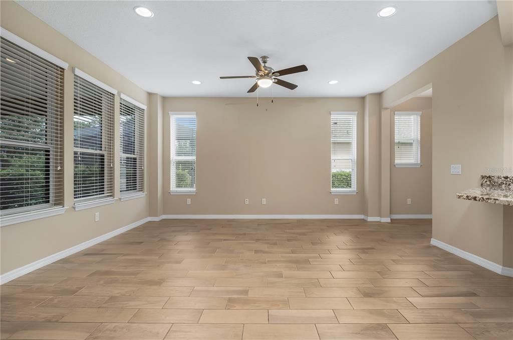 Под контрактом: $320,000 (2 спален, 2 ванн, 1666 Квадратных фут)