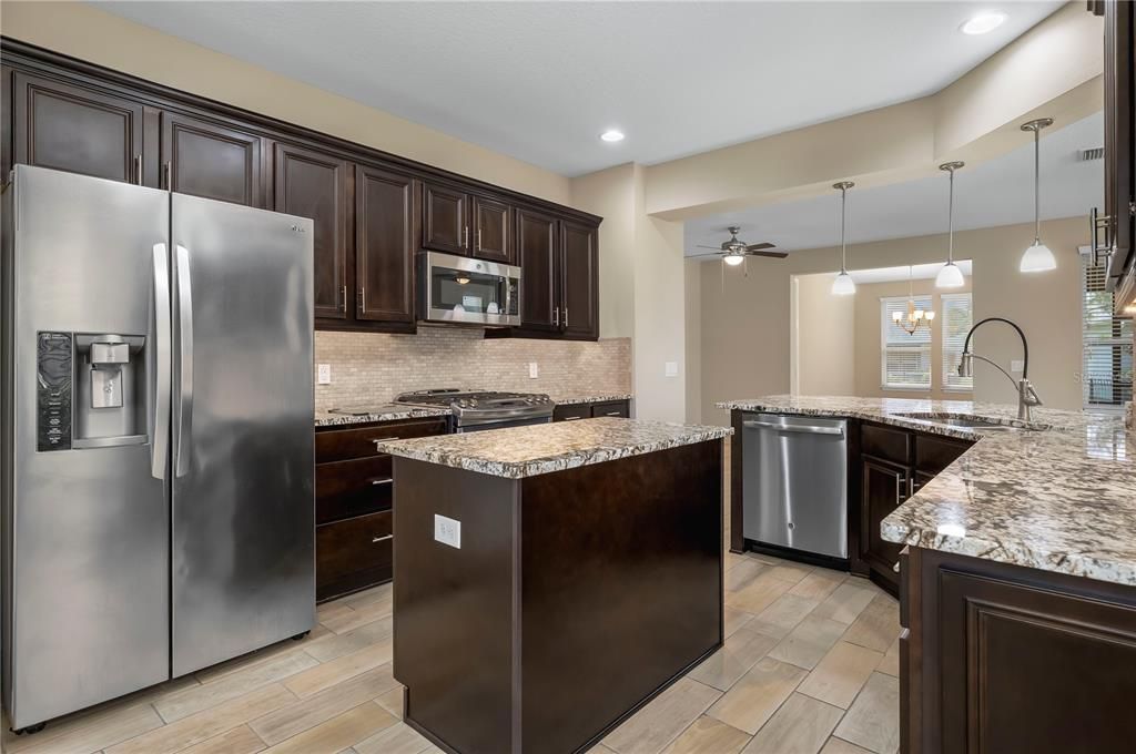 Под контрактом: $320,000 (2 спален, 2 ванн, 1666 Квадратных фут)