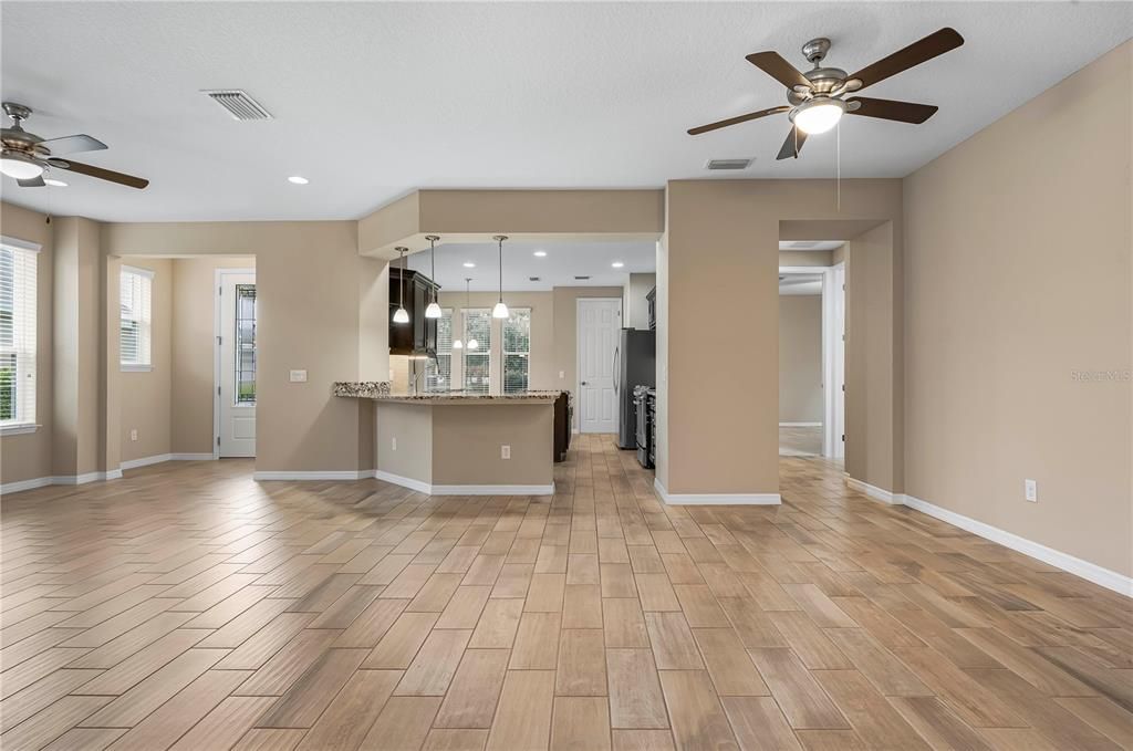 Под контрактом: $320,000 (2 спален, 2 ванн, 1666 Квадратных фут)