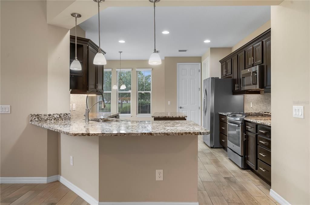 Под контрактом: $320,000 (2 спален, 2 ванн, 1666 Квадратных фут)